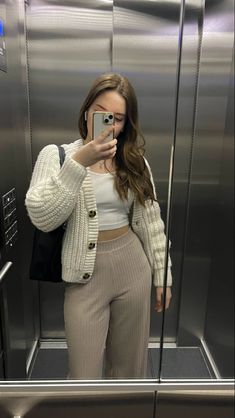 Comfy Pants Outfit, Cold Weather Outfits Comfy, Beige Cardigan Outfit, Vanilla Girl Outfits, Lounge Pants Outfit, 50 Degree Weather Outfit, Beige Pants Outfit, Ankle Boots Style, Beige Outfits