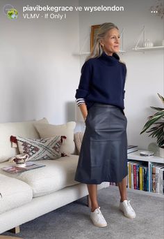 Rok Outfit, Leather Skirt Outfit, Black Leather Skirt, Skirt And Sneakers, Leather Midi Skirt, Casual Work Outfits, Mode Inspiration, Outfits Casuales, Skirt Outfits