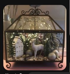 Terrarium Christmas Ideas, Xmas Terrarium, Christmas Terrariums, January Decor, Cloche Decor, Christmas Shadow Boxes, Christmas Vignettes, Country Christmas Decorations, Christmas Centerpieces Diy