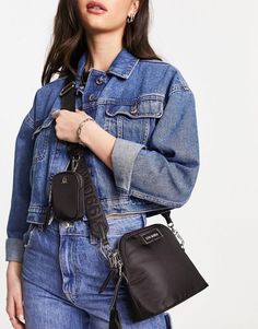 Steve Madden – bfarren – umhängetasche Accessoires von Steve Madden Kann man sich in eine Tasche verlieben? Abnehmbarer Riemen kann an der Schulter oder als Umhängetasche getragen werden Reißverschlussöffnung abnehmbarer Beutel mit silberfarbenem Logo. Drop Top, Victoria Secret Bags, Black Nylons, Body Fit, Victoria Secret, Jewelry Shop, Steve Madden, Shop Design, Latest Trends