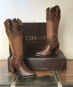 Jaripeo Shoes, Cuadra Boots Women, High Heeled Cowboy Boots, Cuadra Boots Women Outfit, Unique Boots For Women, Boots Vaqueras, Outfits With Cowboy Boots For Women, Outfits With Cowgirl Boots, Cuadra Boots