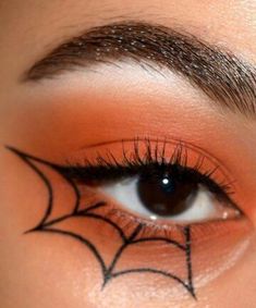 How To Do Spider Web Eyeliner, Eye Make Up Halloween, Halloweenské Líčení Easy, Eyeliner Ideas Halloween, Spider Eyeliner Makeup, Spider Web Liner, Spider Makeup Eyes, Halloween Liner Makeup