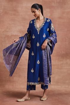 Suit Designs Indian Style, Suits For Women Indian, Suit Neck Designs, डिजाइनर कपड़े, Silk Kurti Designs, Trendy Outfits Indian, Kurta Set For Women, Indian Designer Suits, Neck Designs For Suits