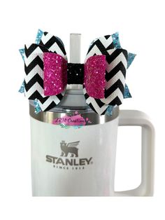 Black White Barbie 1959 Stanley Bow Straw Topper, Stanley Cup Accessories, Simple Modern Bow Topper, Starbucks Straw Topper, Bows for Cups ~  This black & white chevron print bow topper matches well with the new Stanley tumbler cup. ~  Made of non-shedding glitter canvas sheets and faux leather. ~ Handmade in Colorado ~  Colors may vary due to different monitor or screen settings. DISCLAIMER: Some of my bow toppers contain small object that if detached it could pose a choking hazard. Adult supervision needed. Be sure to follow us on Instagram at @zrmcreations and on Facebook @ https://www.facebook.com/zrmcreations for access to sneak Accessories Simple, Cup Accessories, Glitter Canvas, Stanley Tumbler, Chevron Print, Stanley Cup, Tumbler Cups, Barrettes, Leather Handmade