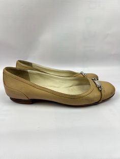 Step into timeless elegance with these Vintage Gucci Ballerina Flats.  Made in Italy Measurements: EU: 35.5 US: 5.5 UK: 2.5 Condition: Embrace vintage allure with these Gucci Ballerina Flats. it's important to note that the outsole and front of the shoes exhibit visible signs of wear due to their age. The leather is in acceptable condition, maintaining its appeal. This wear, however, adds character and tells a story of the shoes journey through time. A perfect choice for those who appreciate the Ballerina Flats Shoes, Womens Loafers, Ballerina Shoes Flats, Gucci Vintage, Gucci Leather, Flats Shoes, Ballerina Flats, Mode Vintage, Ballerinas