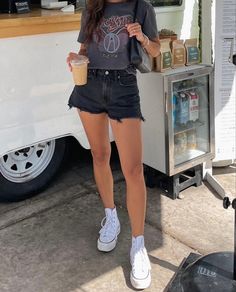 Black Denim Shorts Outfit Summer Casual, Black Jean Shorts Outfit Summer Casual, Black Denim Shorts Outfit Summer, Perla Core, How To Style Black Jean Shorts, Black Jeans Shorts Outfit, White Converse Outfit Summer, White High Top Converse Outfit, Platform Converse Outfits