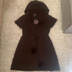 New With Tags! Dead Stock Early 2000's Dark Brown Mini Sweater Dress. ~ Hooded ~ Low V Neck ~ Medium / Heavy Weight ~ Short Cap Sleeves ~ Drawstring Waist With Pom Pom Detail New With Tags - Deadstock Brand: Idoll Material: 100% Acrylic Size: L (Junior Fit So Good For M Also) Measurements Lying Flat: Shoulders: 16" Sleeve: 5.75" Bust: 20" Waist: 15" Hips: 21" Length: 31.5" Hoodie Sweater Dress, Mini Sweater Dress, Vintage Brown, School Outfits, Cap Sleeves, Sweater Hoodie, Vintage Ladies, New Dress, Sweater Dress