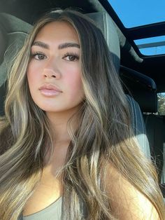 Highlights For Dark Eyebrows, Dark And Light Brown Balayage, Hair Color For Dark Eyebrows, Dark Brunette Balayage Hair Blonde, Latinas With Blonde Hair, Brown Hair With Bright Blonde Highlights, Brunette Balayage Hair With Money Piece, Medium Ash Brown Hair, Cute Hair Colors