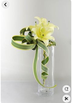 Tulip Arrangement, Grocery Store Flowers, Arreglos Ikebana, Foliage Arrangements, Contemporary Flower Arrangements, Floral Art Arrangements, Modern Floral Arrangements, Tropical Floral Arrangements, Altar Flowers