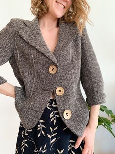 Beautiful vintage ladies' blazer in mottled brown with three large buttons. The blazer is from the KALIKO brand and is a size 38. The three large wooden buttons for fastening are a real eye-catcher. The blazer can be worn on official occasions, but it also looks great as a casual jacket replacement. Whether with a skirt, over a dress or with jeans, this blazer is super chic. Please note the dimensions provided before purchasing. * Size: 12 corresponds to a 38 (model wears 34/36 and is 166 tall) Brown Single Button Blazer, Brown Office Blazer With Buttons, Brown Single Button Long Sleeve Tweed Jacket, Brown Tweed Jacket With Single Button, Brown Blazer With Buttons And Lapel Collar, Brown Single Breasted Button-up Tweed Jacket, Brown Single-breasted Tweed Jacket For Spring, Brown Single Button Tweed Jacket For Fall, Brown Blazer With Button Cuffs For Office