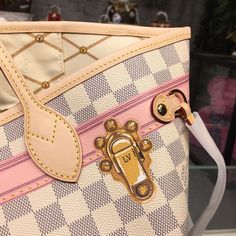 Description L.V Neverfull MM Tote Bag Trompe L’oeil Print Damier Azur Canvas For Women, Shoulder Bags 12.6in/32cm LV N41065 Rep 1:1 From the Spring-Summer 2018 collection The L.V Limited Edition Monogram Canvas Trompe L’oeil Screen Bag Neverfull MM Bag has fashion and functionality all rolled into one. Its roomy capacity, versatility and durability makes it perfect for taking to the office or going shopping. This new model Neverfull comes with a detachable matching pouch. This particular bag fea Vintage Louis Vuitton Luggage, Neverfull Louis Vuitton, Lv Luggage, Lv Neverfull Mm, Louis Vuitton Luggage, Lv Neverfull, Louis Vuitton Limited Edition, Going Shopping, Louis Vuitton Neverfull Mm