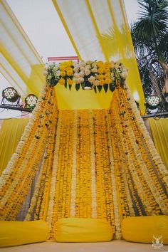 A haldi that radiates warmth, love and joy #mangalasnanamset #mangalasnanamsong #mangalasnanamdecorationitems #mangalasnanamforgroom #mangalasnanamforbride #mangalasnanamjewellery #mangalasnanampellikoduku #mangalasnanamforbridegrom #Haldi #haldidecor #haldidecorideas #haldidecorationideas #haldiceremony #haldidecoration #mehendidecor #haldidecormysore Flowers Indian, Haldi Decoration Ideas, Haldi Ceremony Decorations, Indian Wedding Decorations Receptions, Mehndi Wedding, Mehendi Decor Ideas, Indian Mehndi, Mehndi Party, Wedding Hall Decorations