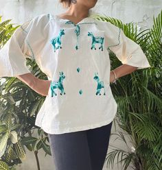 "Hermosa camisa huipil bordada a mano del estado de Oaxaca, región Mixe. Prepárate para recibir muchos halagos con esta hermosa playera huipil. El bordado es la parte delantera. Algodón/ Manta Talla S largo 64cm/25\" Ancho 52 cm/20,5\" Altura total del brazo 23 cm/9\" Otros diseños mixe Tehuantepec aquí ⬇️ https://www.etsy.com/mx/listing/1284746626/ https://www.etsy.com/mx/listing/1284477816/" Artisan Embroidered Summer Top, Artisan Embroidered Tops For Summer, Traditional Spring Tops With Woven Motifs, Folk Style Cotton Shirt With Multicolor Embroidery, Folk Style Short Sleeve Tops With Woven Motifs, Folk Style Cotton Tops With Woven Motifs, Folk Style Cotton Top With Woven Motifs, Folk Style Top With Woven Motifs And Short Sleeves, Traditional Motif Tops For Spring