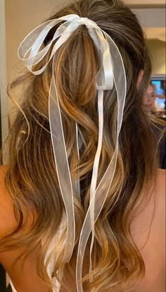 Hats And Hair Accessories, How Hairstyles, White Bow In Hair, Simple Wavy Hairstyles, Daisies In Hair, Hair With Bows Hairstyles, Ribbon Hairstyle Aesthetic, Garden Party Hair, Tsou Concert