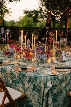 Casilda se casa Mediterranean Table Setting, Grad Dinner, Spring Dinner, Parent Trap, Jewel Tone Wedding, Outdoor Dinner, Fairy Wedding, Table Inspiration