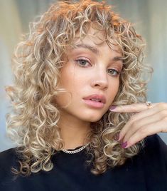 Medium Length Blonde, Bob Haircut Curly, Curly Hair Problems, Blonde Curly Hair, Curly Girl Method, Permed Hairstyles, Hair Problems, Curly Hair Care