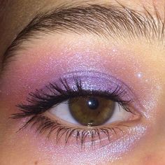 Pastel Purple Makeup, Purple Glitter Eye Makeup, Pastel Eye Makeup, Make Up Purple, Purple Glitter Eyeshadow, Purple Glitter Makeup, Glitter Makeup Ideas, Holographic Eyeshadow, Unicorn Eyes