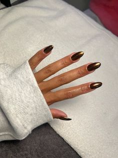 The most amazing autumn and winter nails perfect for christmas, birthdays or neutral natural nails. I am obsessed with this cinnamon chrome nails. Forever providing the black girl nail art inspiration. Neutral Natural Nails, Brown Chrome Nail, Winter Chrome Nails, Brown Chrome, Grey Acrylic Nails, Purple Tips, Black French Tips, Chrome Nail Art, Finger Paint