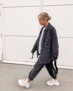 Oversized Black Denim Jacket, Stile Hijab, Jean Jacket Outfits, Denim Jacket Outfit, Neue Outfits, Looks Street Style, Jacket Outfit, Big Clothes, Streetwear Fashion Women