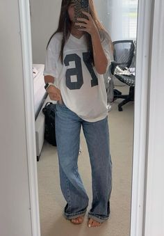 Top from edikted, jeans from pacsun, 76 edikted top, tee shirt, jersey, fit inspo, baggy, streetwear, trendy, back to school Jersey Shirt Outfit, Outfit Ideas Baggy Jeans, Baggy Shirt Outfit, Baggy Tee, Baggy Tops, Baggy Streetwear, Cute Outfits With Jeans, Casual Preppy Outfits