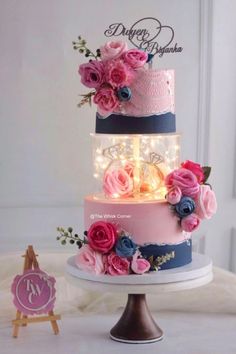 Espectacular torta en tonos rosa y azul con luces incluidas Engagement Cake Images, Floral Cake Birthday, Fondant Cake Designs, Elegant Birthday Cakes, Dream Wedding Cake, Beautiful Birthday Cakes, Fall Wedding Cakes, Simple Wedding Cake, Engagement Cakes