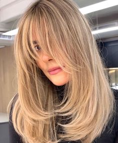 Medium Flat Hair Styles, Long Fringe Medium Length Hair, Side Fringe Long Hair Layers, Long Fringes For Long Hair, Long Fringe With Layers, Flowy Medium Length Hair, Long Hair Trend 2023, Long Bangs On Long Hair, Long Layers Face Framing Medium Length Hair