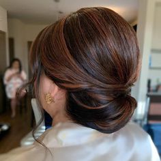 Low Bun Look With Highlights Hairdo For Mom Of The Bride, Mom Bride Hairstyles, Wedding Updos For Mother Of The Bride, Mother Of The Bride Hair Updo Classy, Hair Styles For Mother Of The Groom, Mother Of The Groom Hairstyles Over 50, Mother Of The Bride Hair Updo