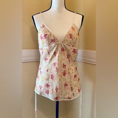 Abercrombie Ladies Floral Top; Large; 100% Silk; Adjustable Straps; Button Detail On Left Side; Ties At The Bottom On Each Side; Keyhole Opening; Fully Lined; Smoke Free Home. Nwot. Ap To Ap - 18” Length - 25.5” (Top Of Shoulder To Bottom) Thrift Inspo, Italy Trip, Clothing Inspiration, Vintage Summer, Cute Fits, Dream Clothes, Floral Top, Summer Tops, Button Detail