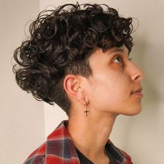 Undercut For Curly Hair For Women, Type 2c Curly Hair Haircut, Undercut Hairstyles Women Short Curly, Undercut Curly Hair Woman, Curly Hair Undercut, Short Curly Crochet Hair, Magical Hands