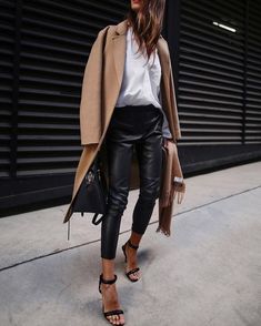 Leather Trousers Outfit, Lederhosen Outfit, Outfits Leggins, Minimalist Moda, Look Legging, Casual Luxe, Leather Pants Outfit, Legging Outfits, Black Leather Pants