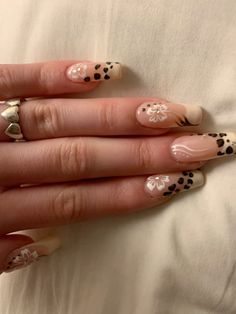 #nails #leopardprint #leopard #flowers Cheetah Nails With Flowers, Nails Leopard, Cheetah Print Nails, Cow Nails, Punk Nails, Leopard Print Nails, Nails Today, Leopard Nails