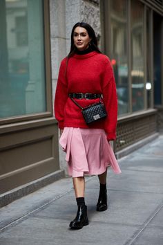 Beanie Outfit, New York Fashion Week Street Style, Walking Down The Street, New York Street Style, New Street Style, Fashion Week 2018, Color Trends Fashion, Ny Fashion