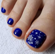 Xmas Toes Nails, Toes Christmas Designs, Pedicure Ideas Christmas Toenails, Winter Nails Toes, Toenail Designs Christmas, Winter Toenail Designs, Easy Christmas Toe Nail Designs, Christmas Toes Designs, Toenail Designs Winter