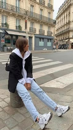 Outfits con tenis blancos. Sporty n Chic✨🤍 Nb 530, Lifestyle Trends, Hoodie Outfit, Looks Chic, Blazer Outfits, 가을 패션, Looks Style