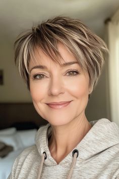 24 Thicker-Looking Hairstyle Ideas for Older Women with Fine Hair in 2 – CreativeBooster Pixies For Fine Hair, Warm Brown Lowlights, Hair Side View, Blonde Angled Bob, Gorgeous Haircuts, Brown Lowlights, Medium Fine Hair, Choppy Pixie, Older Women's Hairstyles