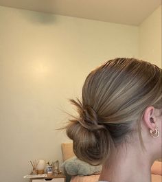 Messy low bun inspo easy and wuick Messy Bun Hairstyles Low, Low Bun Aesthetic, Small Messy Bun, Low Bun Messy, Messy Bun Aesthetic, Messy Bun Low, Cute Low Bun, Clean Hairstyles, Clean Bun