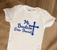 Personalized Baptism Bodysuit or Shirt in Spanish. Soft and cozy to keep baby comfortable! ➼ BRAND -Bodysuits are printed with HTV on Gerber organic. These tend to run a bit small so we recommend sizing up. SIZES 0-3 Months :6-12 Ibs. 3-6 Months :12-16 Ibs. 6-9 Months :16-20 Ibs. 12 Months :20-24 Ibs. 18 Months :24-28 Ibs. ➼T-SHIRT BRAND -Baby Tees brand is Creations of Grace 100% Cotton starting at 6 Months -Baby TEE SIZES 6-12 Months 12-18 Months 18-24 Months ➼T-SHIRT BRAND Toddler -Gildan 100 Baby Baptism Outfit, Baptism Outfit, 6 Month Baby, Baby Baptism, Baby Christening, Baby Month By Month, Gender Neutral Baby, Infant Tees, Personalized Baby