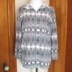 Button Down High Low Blouse By H&M Size Small Black & White In A Tribal Print Long Sleeves 100% Polyester Brand New & Never Worn Without Store Tags Cheap Zara Blouse For Daywear, High Low Blouse, High & Low, High Low, H&m, Top Blouse, Long Sleeves, Black White, Womens Tops