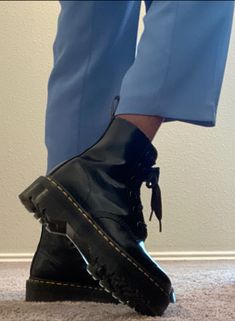 #docmartensstyle #docmartensoutfits #bootsforwomen #combatboots #leatherwork Doc Martens Outfits, Doc Martens Style, Shirt Hacks, Shirt Dress Outfit, Cargo Pants Outfit, Blue Aesthetic, Pants Outfit, Street Style Women, Leather Working