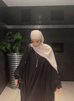 Beautiful Hijab Styles, Islam Outfits, Modest Luxury, Mode Niqab, Simple Abaya, Abaya Outfit, Stylish Hijab