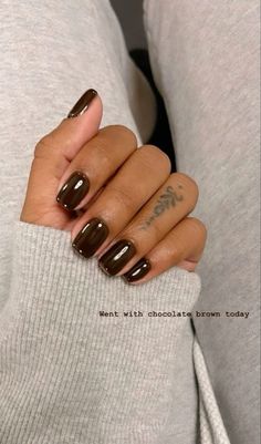 Get inspired by Simple Fall Nails 2024: Minimalist Designs for an Effortless Look! Featuring cozy shades like deep red, muted olive, and soft sienna, these designs are accented with minimalist details like fine lines and delicate dots. Perfect for an elegant yet simple autumn style. 🍁💅✨ #SimpleFallNails2024 #MinimalistDesigns #EffortlessLook #SeasonalNailArt #NailInspo #ChicNails #NailGoals Kutek Disney, Nagellack Trends, Smink Inspiration, Classy Acrylic Nails, Makijaż Smokey Eye, Nails 2024, Autumn Nails, Manicure Y Pedicure