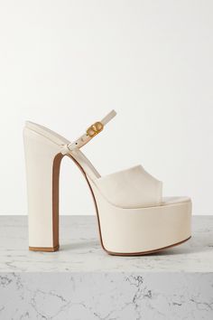 Valentino Heels, Fashion Shoes Heels, Cute Shoes Heels, Valentino Garavani Shoes, Platform Mules, Girly Shoes, Patent Leather Heels, Designer Sandals, Mules Shoes