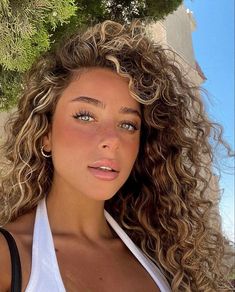 Tan Skin With Blonde Hair, Blonde Tan Skin, Curly Hair Advice, Blonde Highlights Curly Hair, Tan Skin Blonde Hair, Dyed Curly Hair, Highlights Curly Hair, Brown Curly Hair, Brunette Hair With Highlights