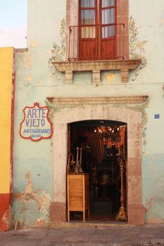 an old building with a door and window on the side that says art alca