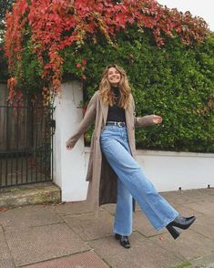 Mid Rise Pants Outfit, Light Wide Leg Jeans Outfit, Light Wash Wide Leg Jeans Outfit, Wife Leg Jeans Outfit, Outfits With Wide Leg Jeans, Wide Leg Jeans Winter, Wide Jeans Outfit, 2024 Denim, 2023 Clothes