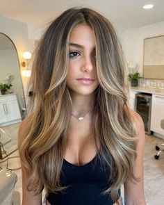 Light Brunette Hair, Rambut Brunette, Brown Hair Looks, Brown Hair Inspo, Bronde Hair, Brunette Hair With Highlights, Brown Hair With Blonde Highlights, Brunette Balayage Hair, Brown Hair Balayage