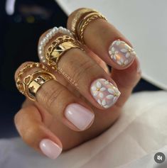 Short Floral Nails, Nail Art With Gold, Chrome Nails Ideas, Nude Chrome Nails, Nude Chrome, Art With Gold, Daisy Nail Art, Soft Pink Nails, Elegant Manicure