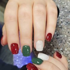 Red Green Silver Nails, Red And Green Nails Simple, Christmas Nails Shellac Short, Red White And Green Christmas Nails, Christmas Nails Red Green White, 3 Nail Color Ideas, January Nail Colors Dip, Red Green And White Nails, Basic Christmas Nails Simple