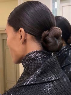 Sleek Bun For Wedding, Low Bun With Veil, Bun Tutorial For Short Hair, Bun With Veil, Corporate Hairstyles, Sleek Hair Bun, Sleek Bun Tutorial, Bun Hairstyles For Prom, Hair Bun Ideas