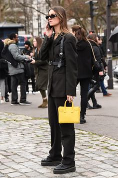 Layer Outfits Street Style, Harness Belt Outfit, Alexander Mcqueen Outfit, Style Language, Layers Outfit, 2023 Outfits